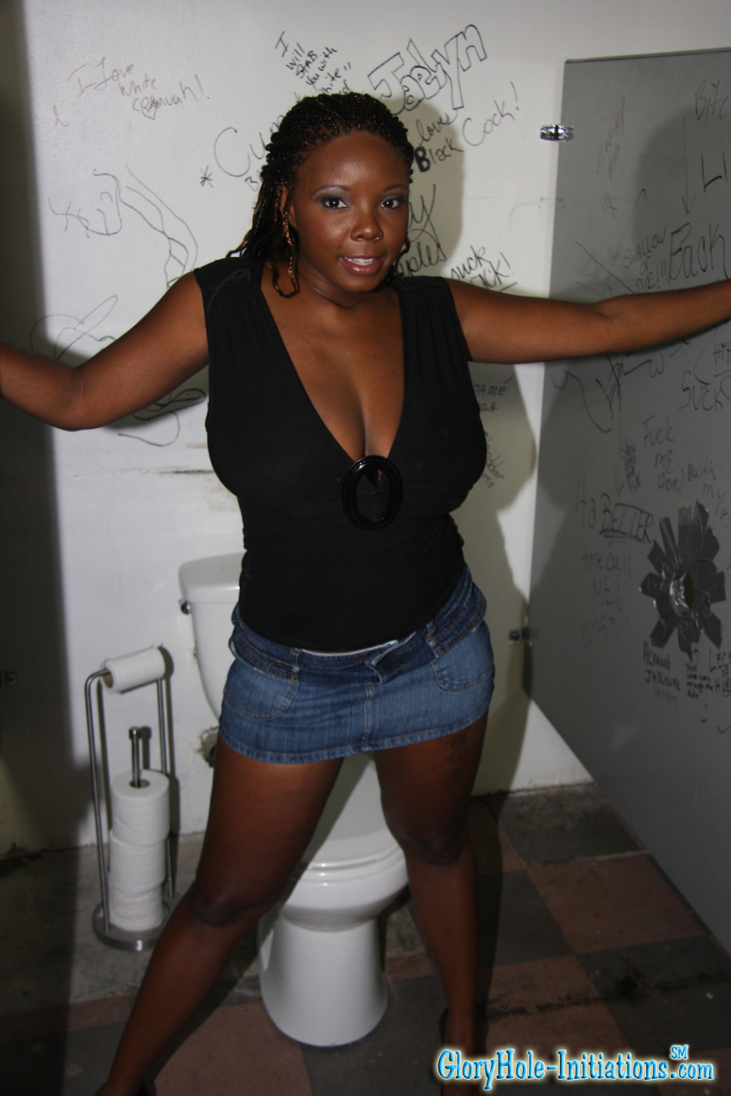 Negra tetona recibiendo una corrida después de chupar una gran polla
 #73401095