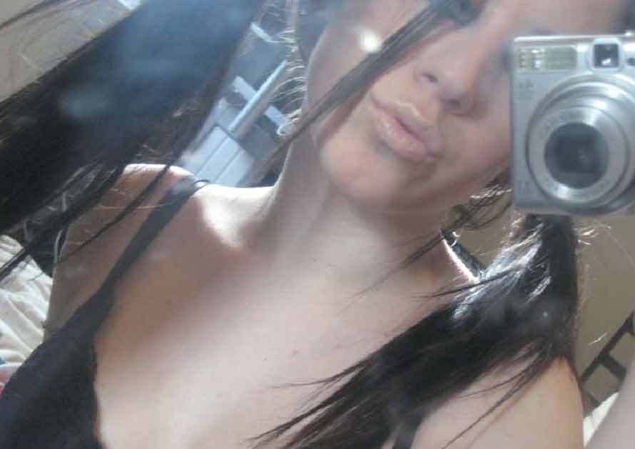 Bella galleria di una sexy ragazza emo amatoriale che si fa un selfie
 #75703462