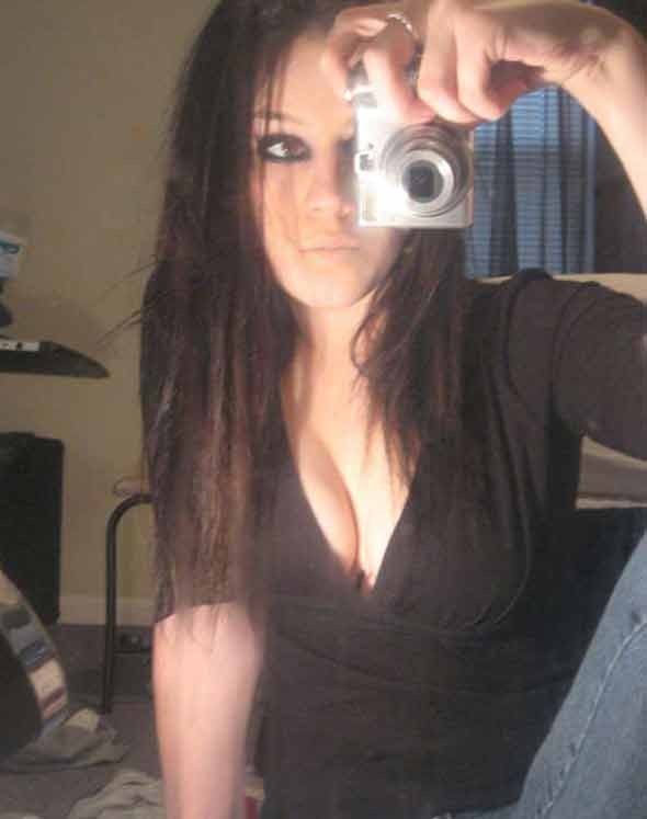 Bella galleria di una sexy ragazza emo amatoriale che si fa un selfie
 #75703474