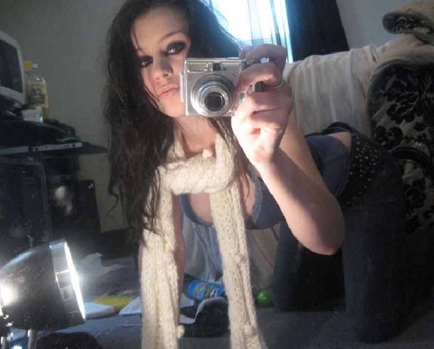 Bella galleria di una sexy ragazza emo amatoriale che si fa un selfie
 #75703476