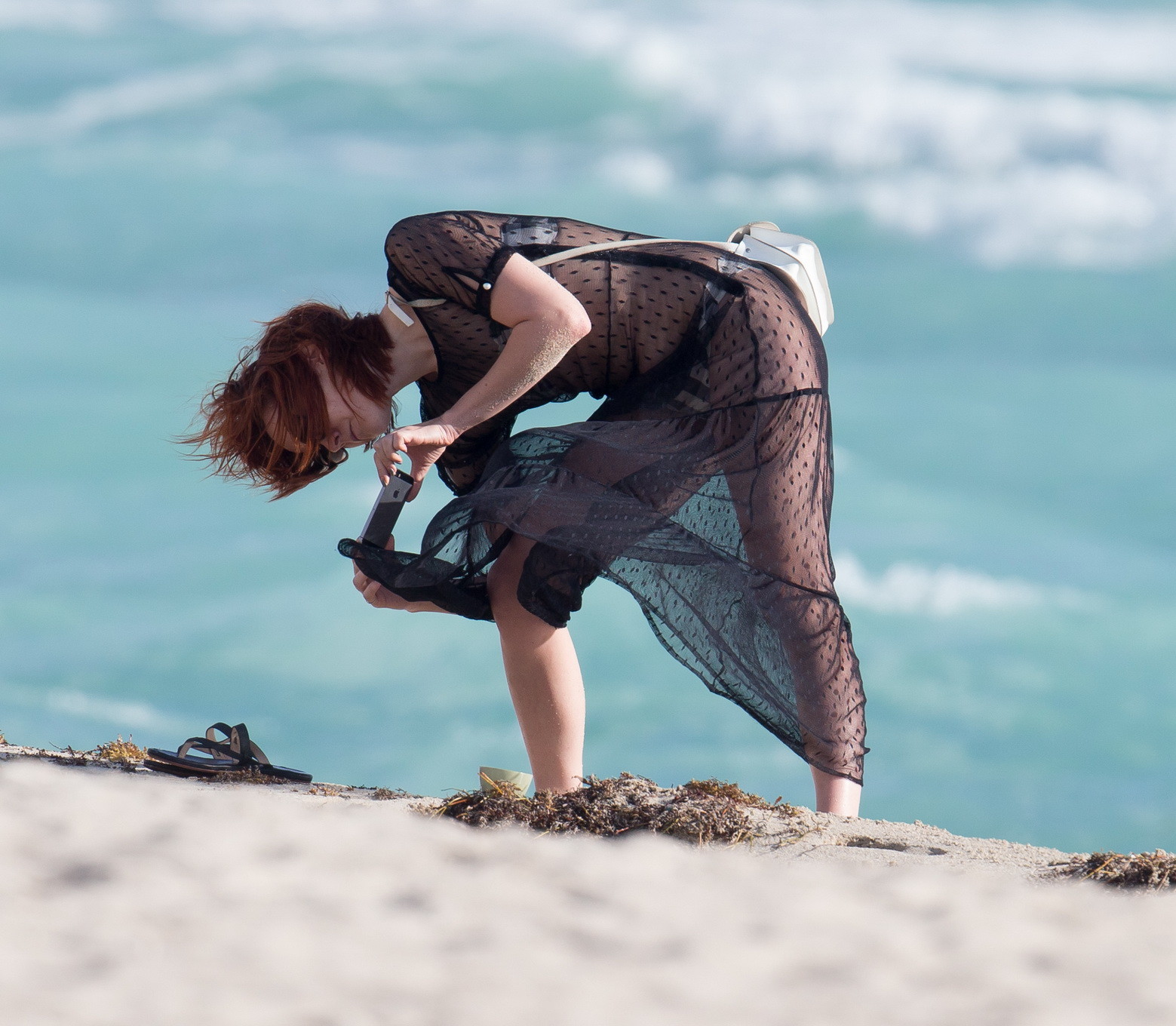 Jena malone mostrando su jugoso trasero en bikini monocromo sin tirantes en la playa en
 #75178974
