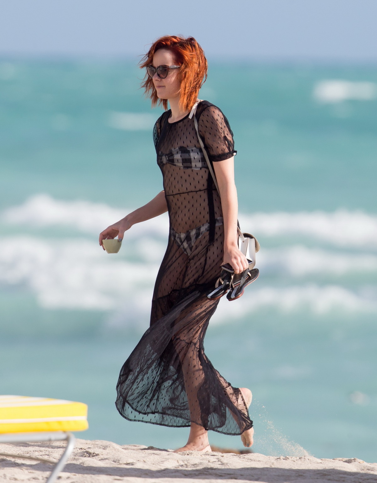Jena malone mostrando su jugoso trasero en bikini monocromo sin tirantes en la playa en
 #75178990