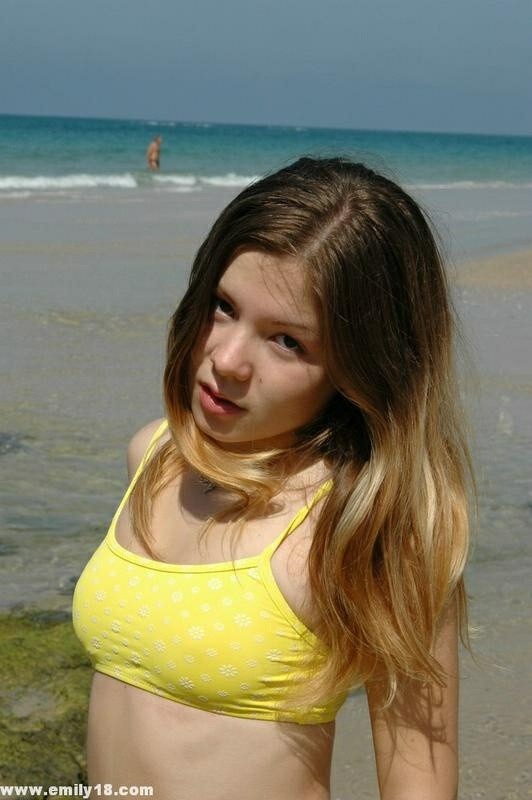 Emily in un piccolo bikini giallo
 #73188845