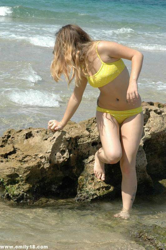 Emily in un piccolo bikini giallo
 #73188861