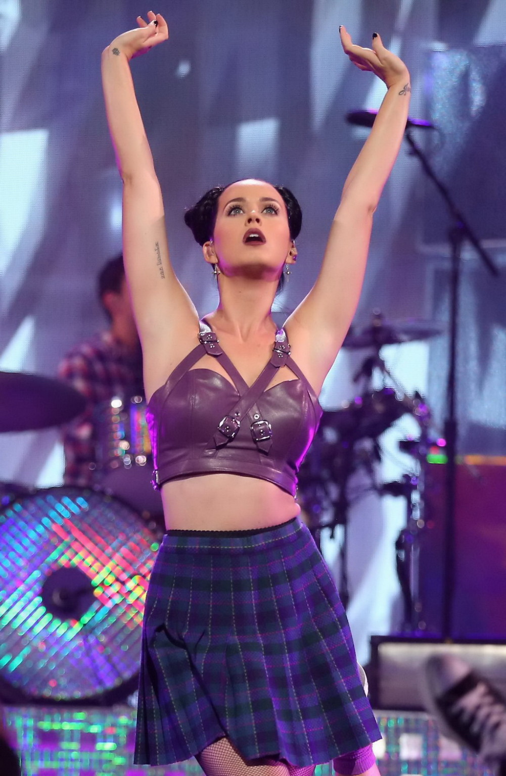 Katy Perry trägt einen bauchfreien Leder-Minirock beim iheartradio music festi 2013
 #75217961
