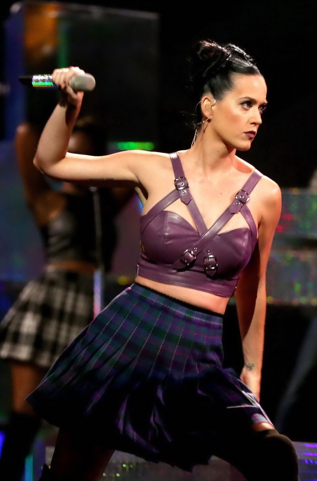 Katy Perry trägt einen bauchfreien Leder-Minirock beim iheartradio music festi 2013
 #75217976