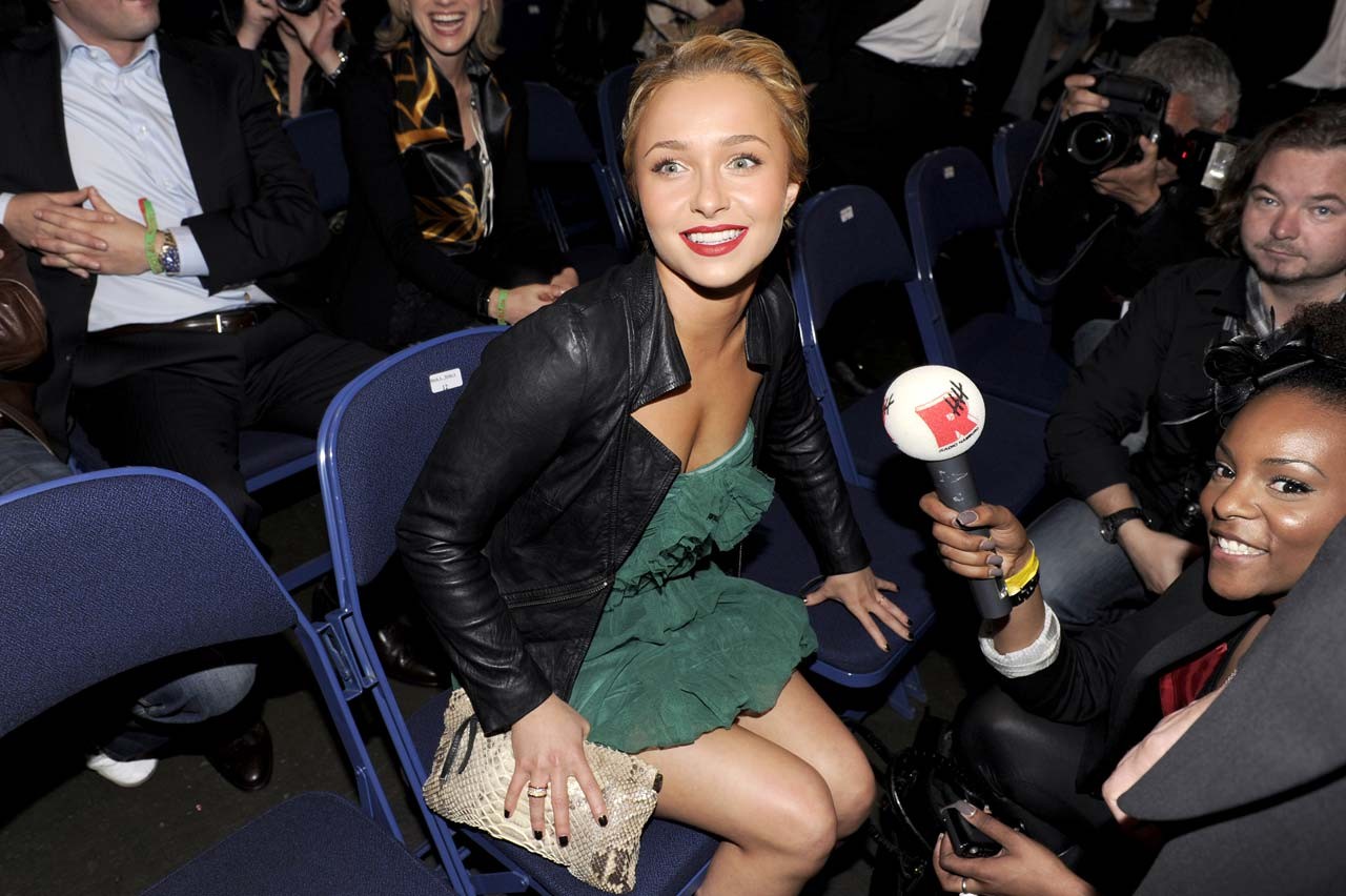 Hayden panettiere en chemisier et culotte flashante avec jupe légèrement haute
 #75322508