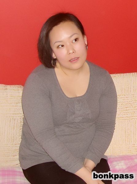 Femme au foyer chinoise rondelette avec un gros appétit
 #69873010