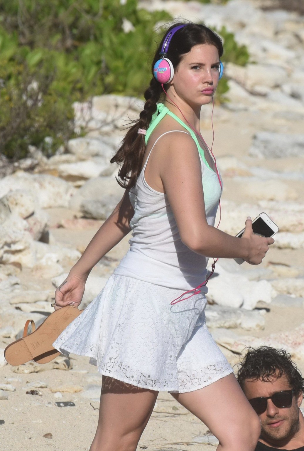 Lana del rey portant un bikini vert sur la plage de st barts
 #75176830