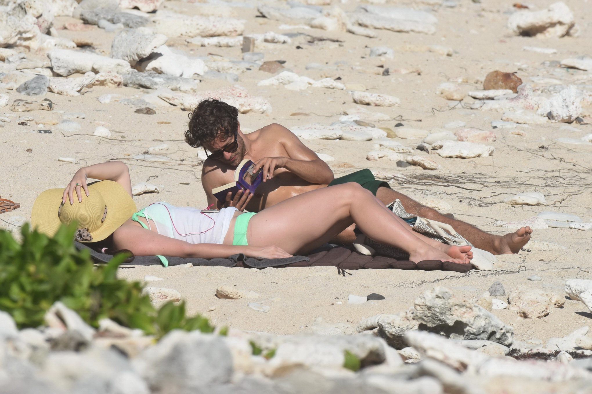Lana del rey portant un bikini vert sur la plage de st barts
 #75176889