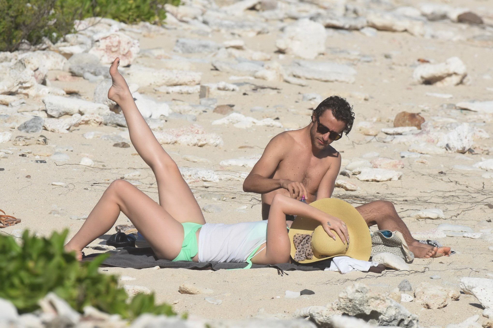 Lana del rey portant un bikini vert sur la plage de st barts
 #75176929