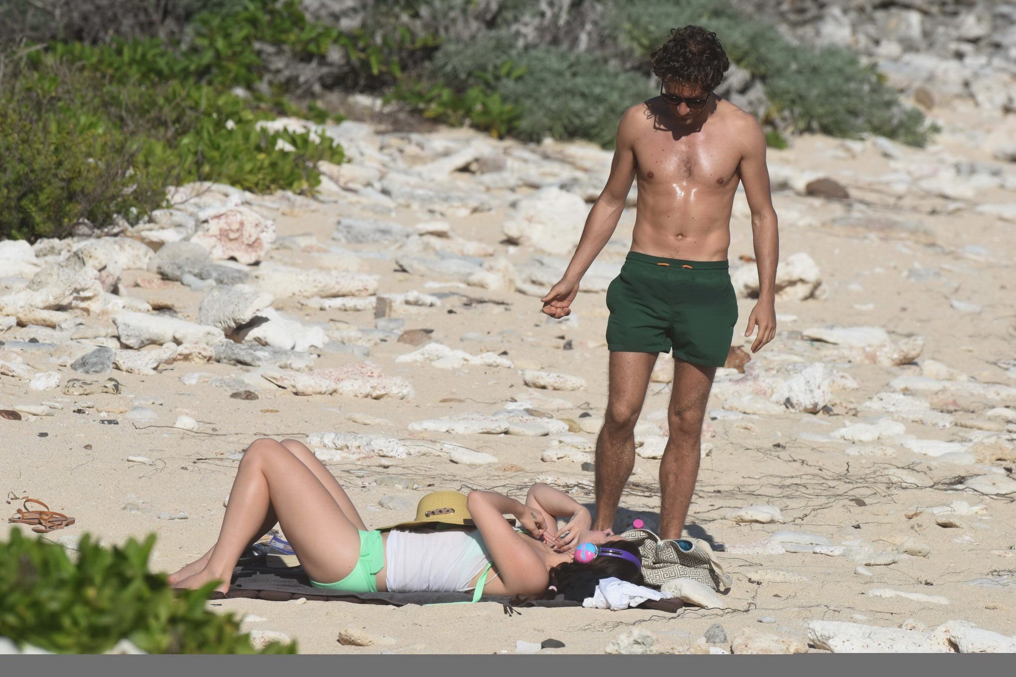 Stbartsのビーチで緑のビキニを着ているLana del rey
 #75176934