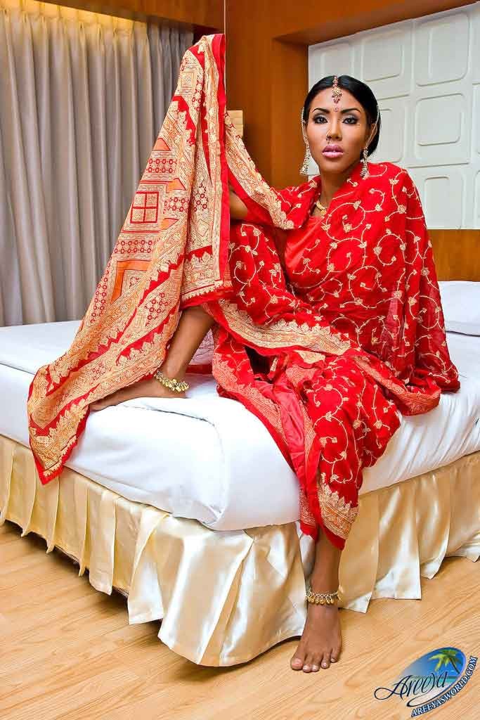 Ladyboy areeya gekleidet wie eine indische Göttin
 #77931333