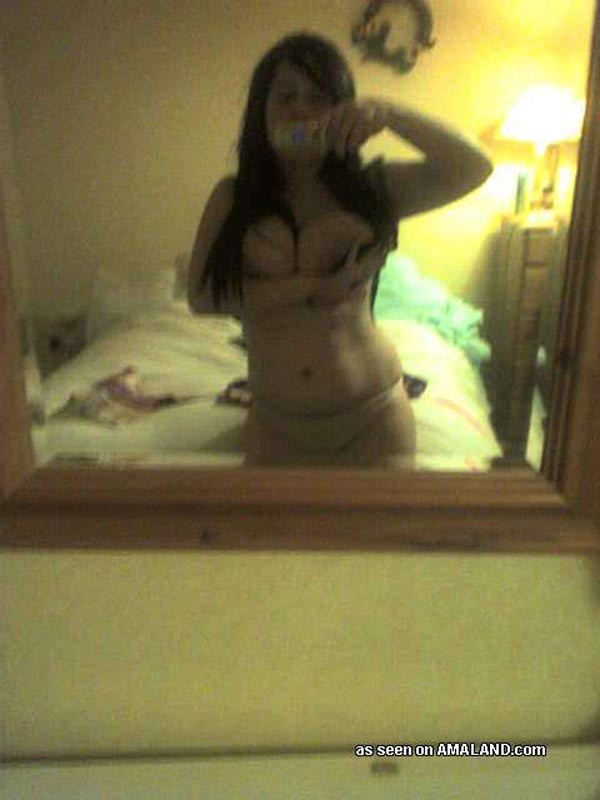 Pechugona emo desnuda y autofoto
 #68255602