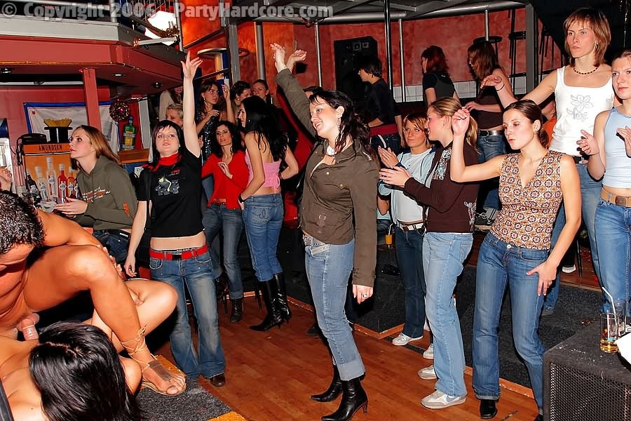 Party hardcore :: allettanti ragazze che si fanno trapanare duramente ad una sporca festa hardcore
 #76819954