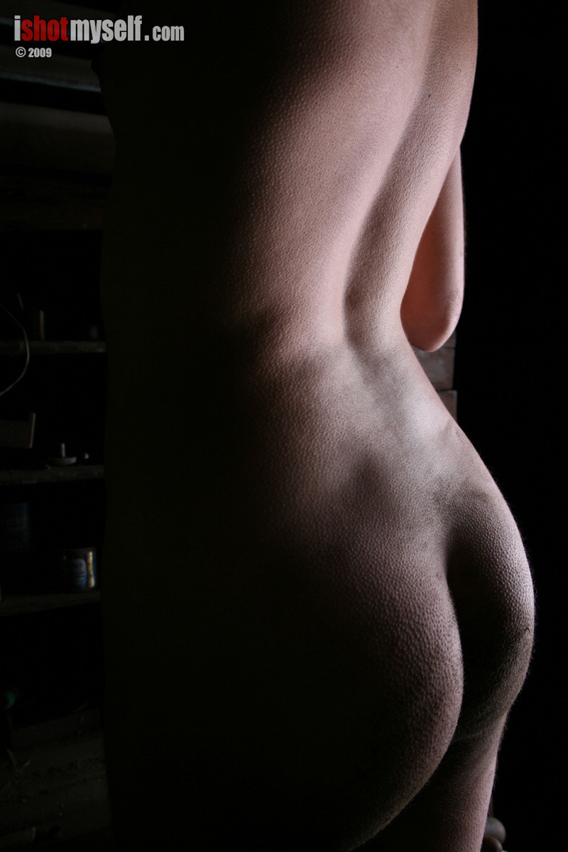 Autofoto amateur peluda mostrando su cuerpo pequeño y sucio
 #68000988