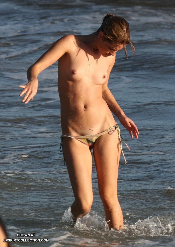 Pequeño bikini deslizándose hacia abajo y asomando el vello púbico
 #73179626