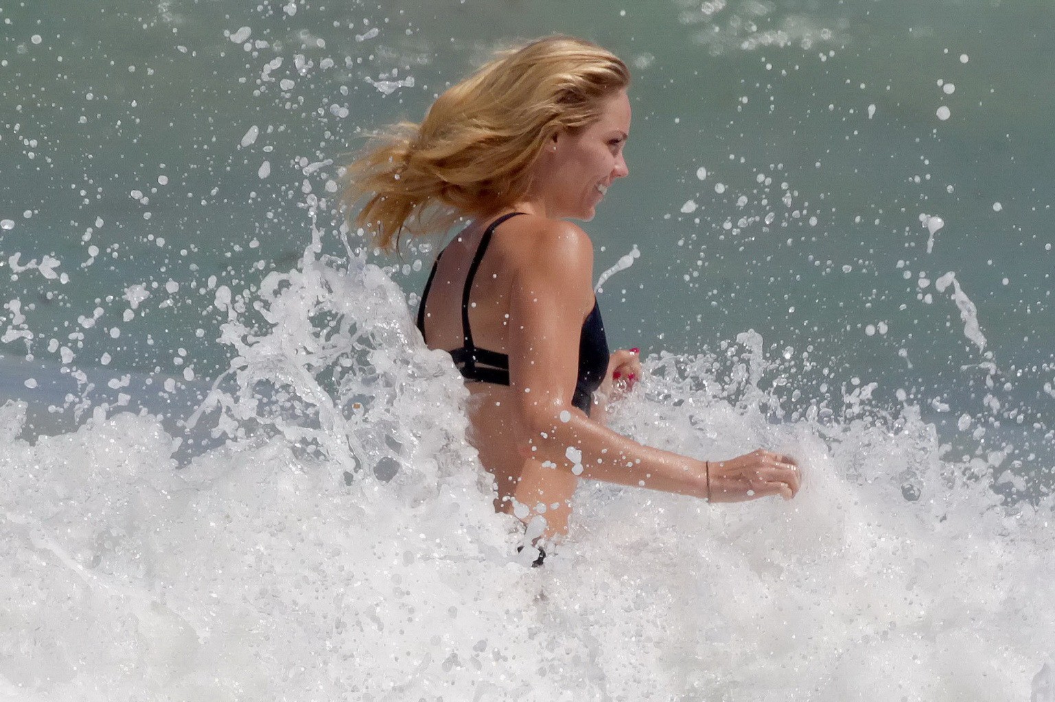 Laura vandervoort zeigt ihren heißen Bikini-Hintern
 #75144318