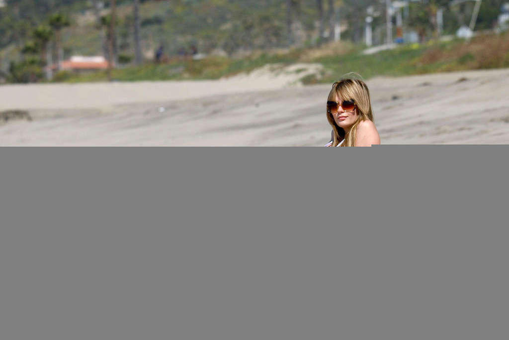 Mischa Barton godendo sulla spiaggia e mostrando estremamente sexy corpo in bikini
 #75375054