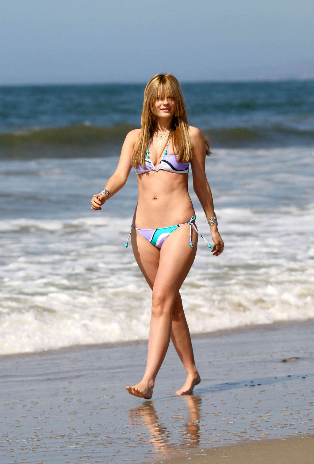 Mischa Barton godendo sulla spiaggia e mostrando estremamente sexy corpo in bikini
 #75375128