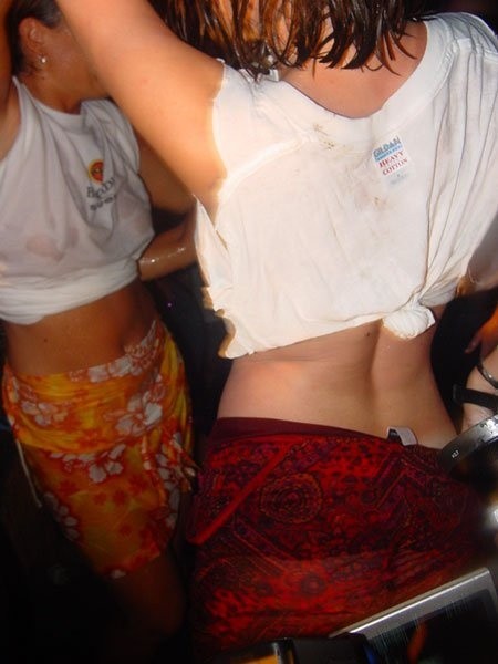 Foto di ragazze sexy che ballano in un concorso di magliette bagnate
 #76397811