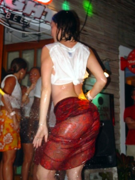 濡れたTシャツコンテストで踊るホットなベイビーたちの写真
 #76397863