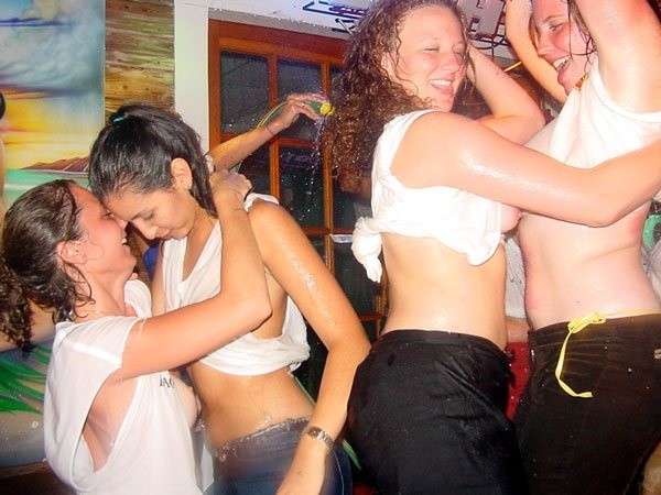 Foto di ragazze sexy che ballano in un concorso di magliette bagnate
 #76397873