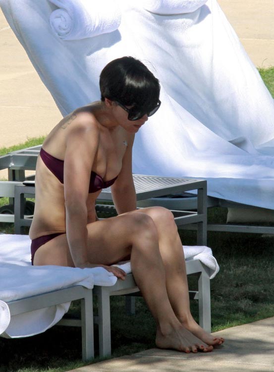 Christina ricci saftiger arsch und große titten im bikini
 #75375835