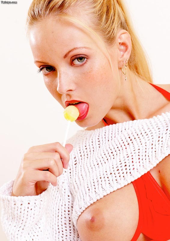 Rubia yana cova jugando con un lolypop
 #74077254