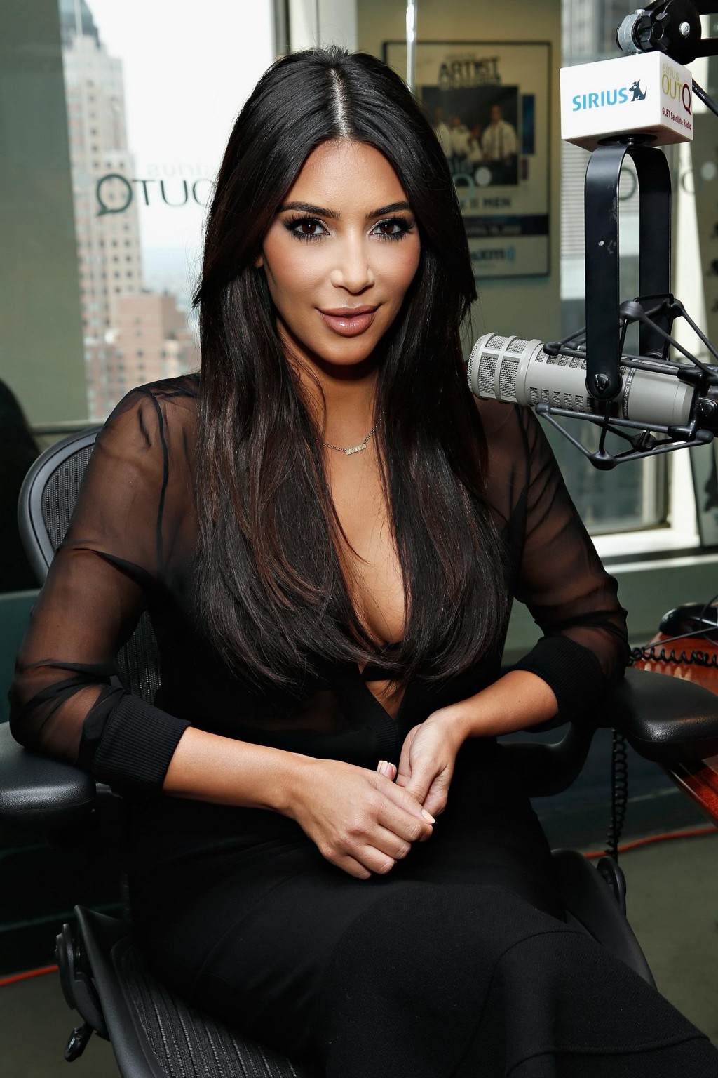 Kim Kardashian en soutien-gorge transparent aux studios Siriusxm à New York.
 #75188240