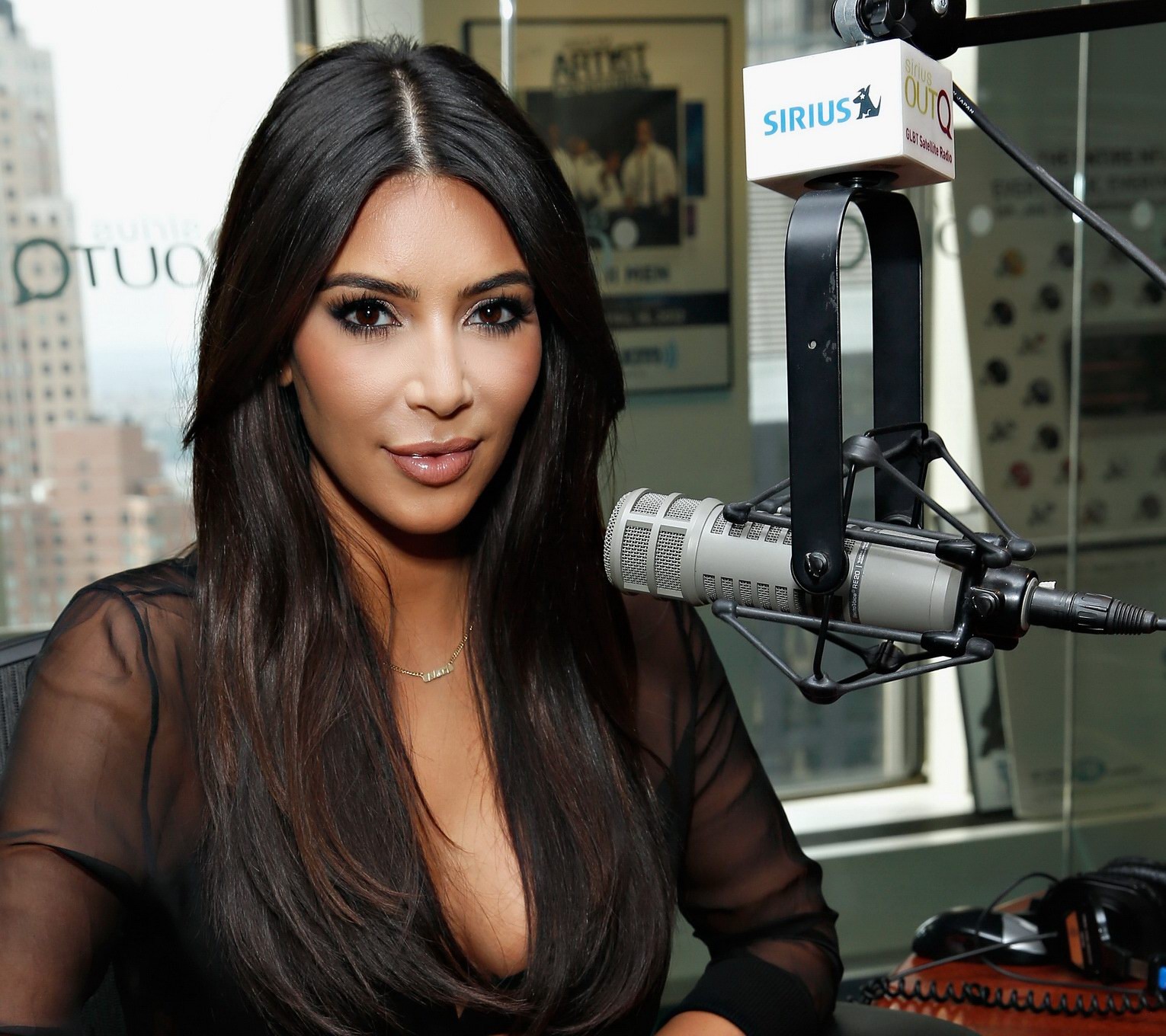 Kim Kardashian en soutien-gorge transparent aux studios Siriusxm à New York.
 #75188247