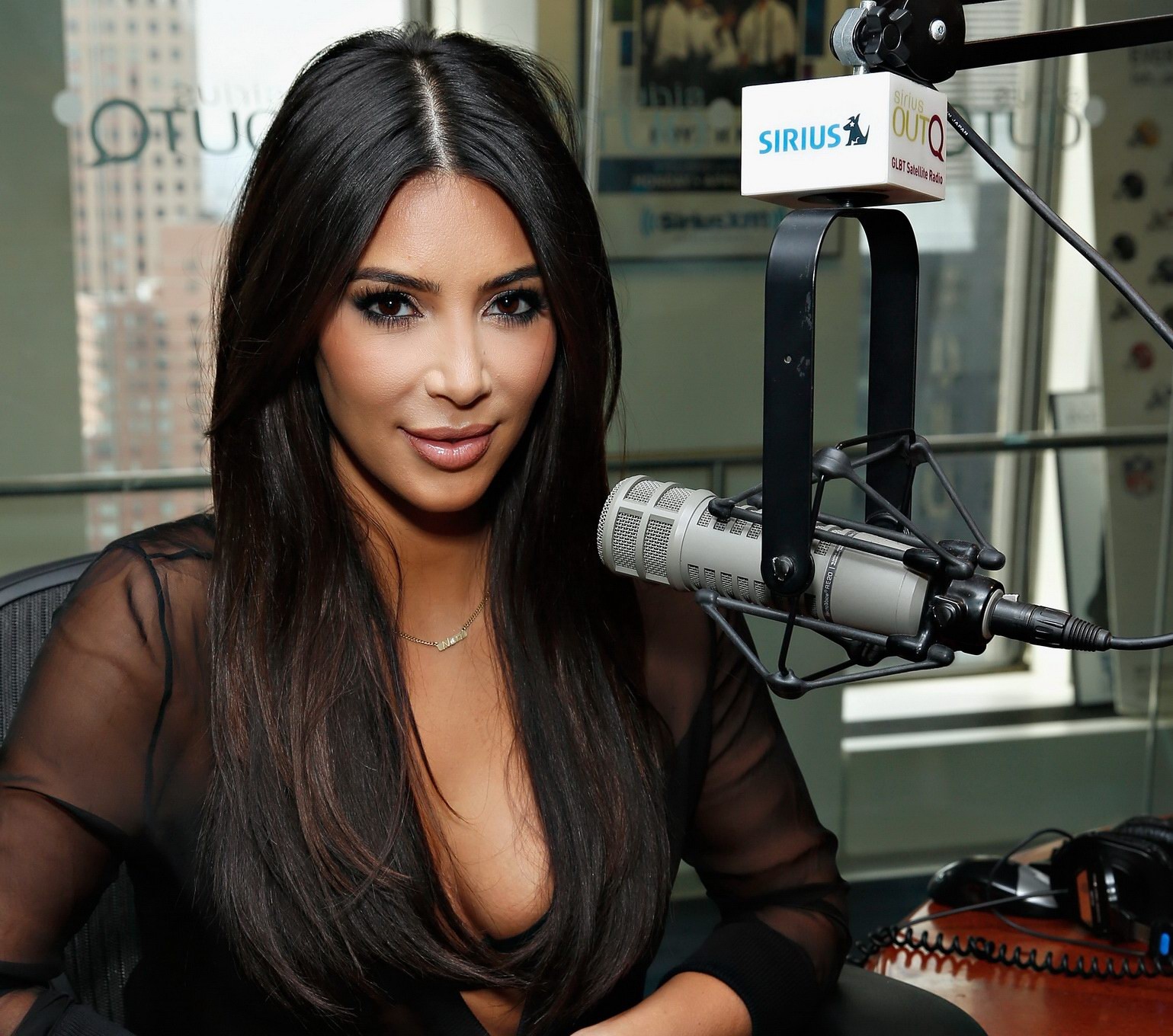 Kim Kardashian en soutien-gorge transparent aux studios Siriusxm à New York.
 #75188255
