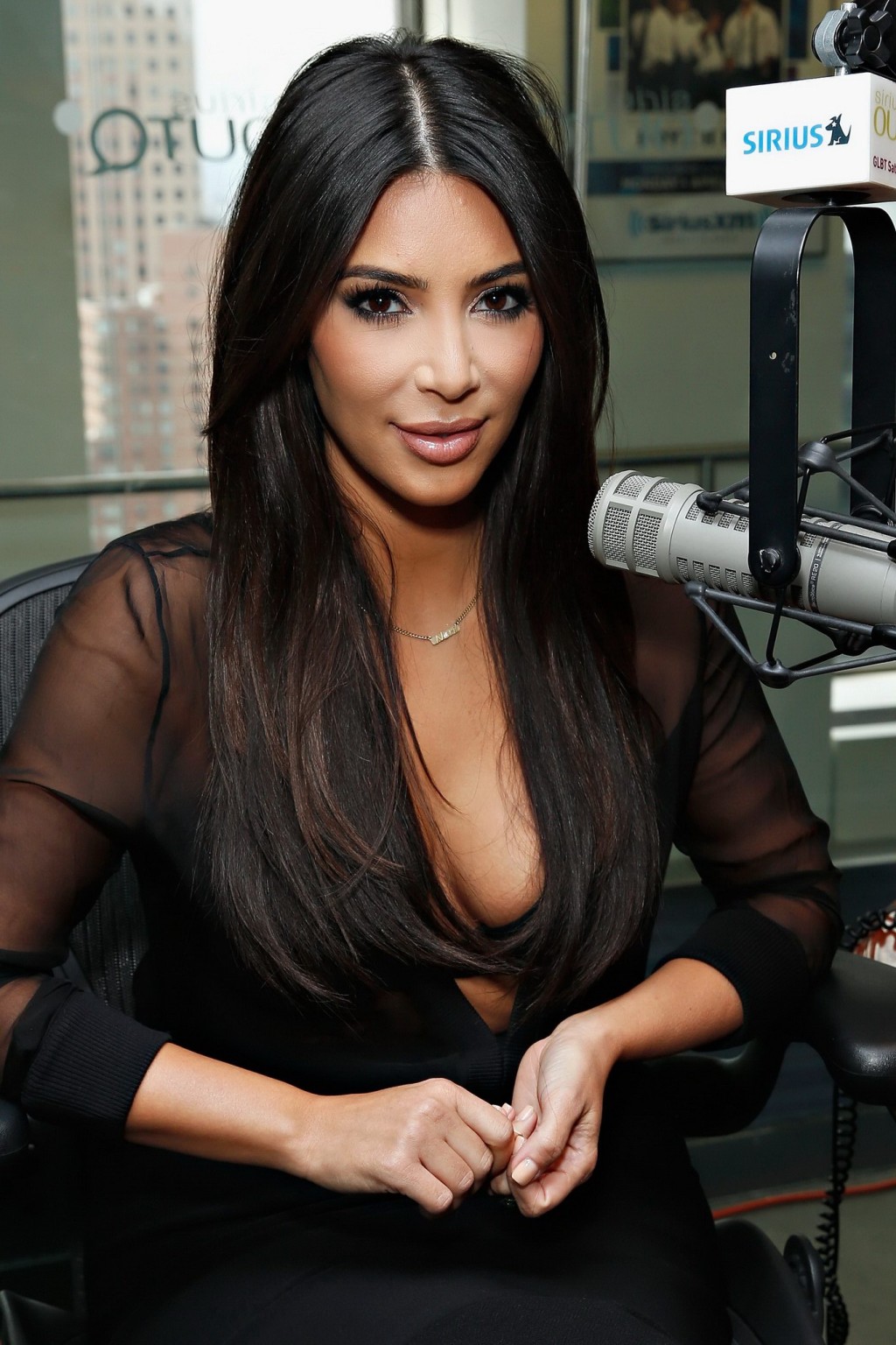 Kim Kardashian en soutien-gorge transparent aux studios Siriusxm à New York.
 #75188266