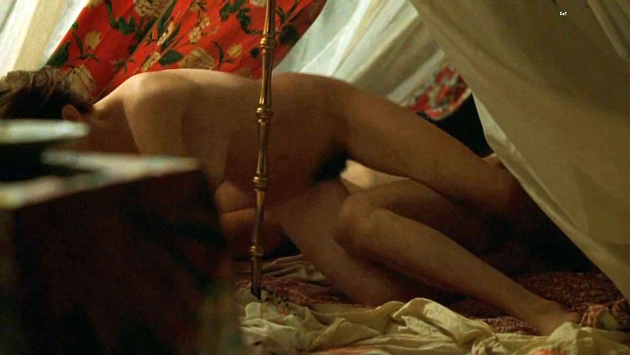 Eva green exponiendo sus bonitas tetas grandes y desnuda en compañía de dos chicos en nude mo
 #75319087