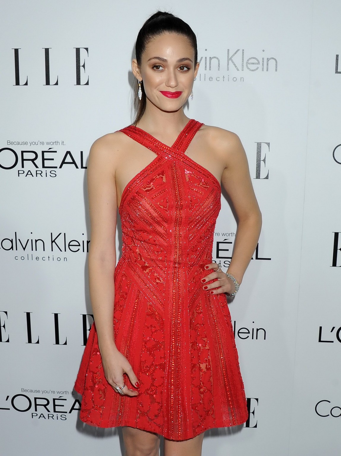 Emmy Rossum senza reggiseno con un mini abito rosso leggermente trasparente al 20° anniversario di elle
 #75214962