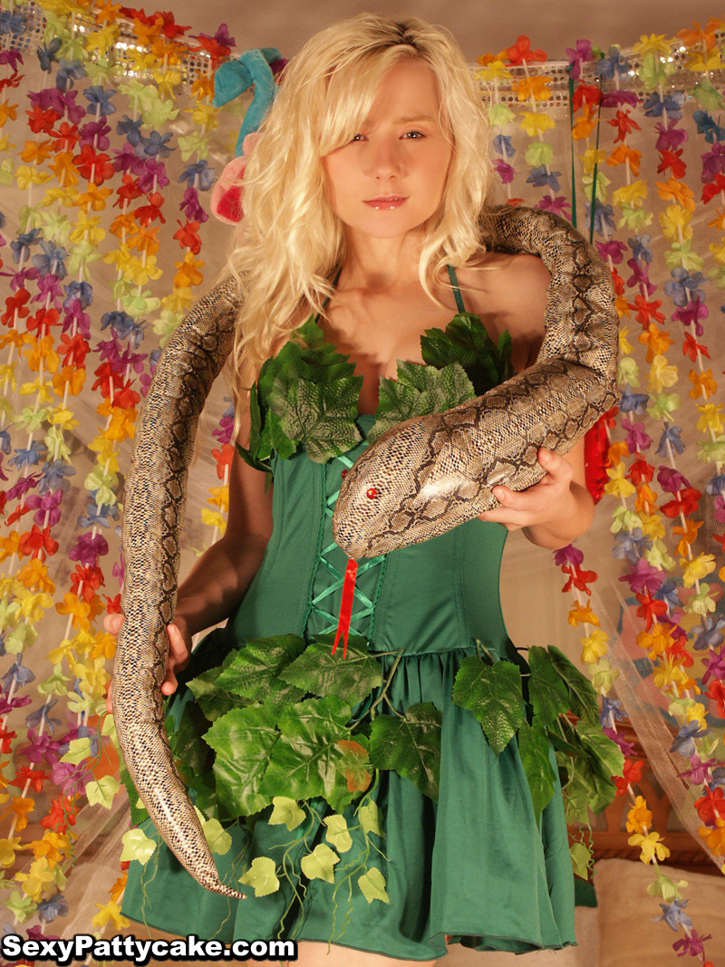 Jeune blonde à gros seins jouant avec un serpent
 #67397060