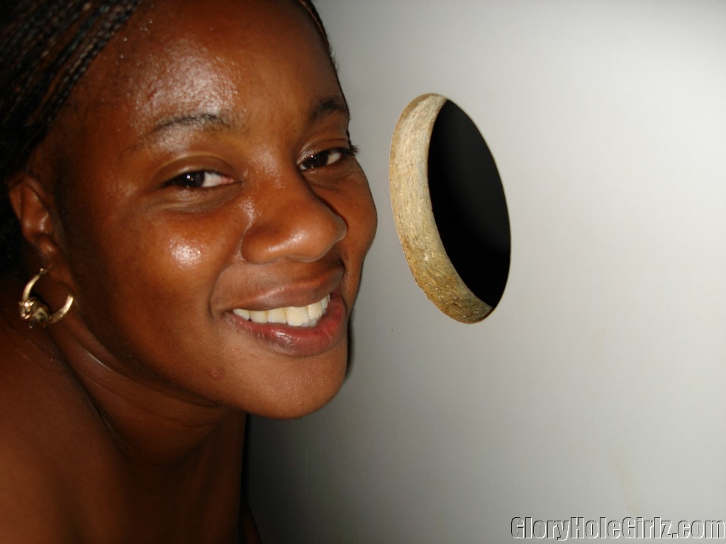 Fette Ebenholzschlampe saugt fremde Schwänze im Gloryhole ab
 #73372201