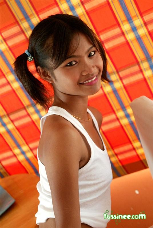 Joven pequeña con coletas posando con una camiseta mojada
 #68004196