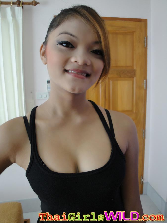 Une jolie fille thaïlandaise avec un appareil dentaire prend des photos d'elle-même.
 #67955815