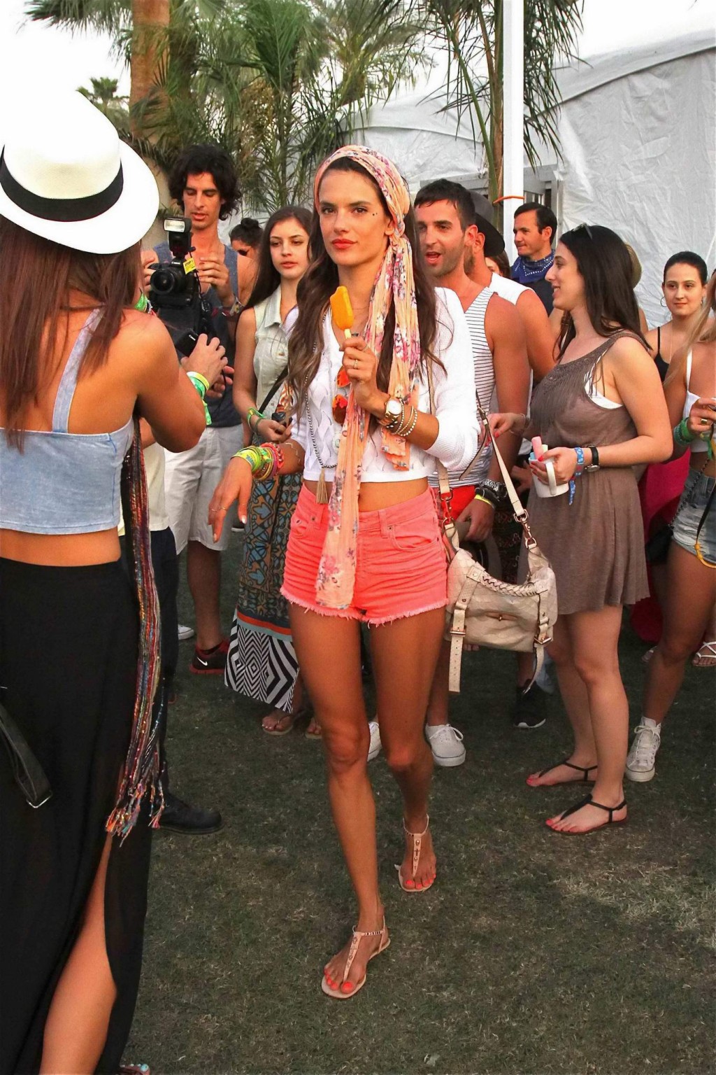 アレッサンドラ・アンブロジオ、インディオのコーチェラ・フェスティバルでホットパンツを履いて脚線美を披露
 #75235025