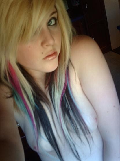 Fotos de chicas rubias emo
 #67609458