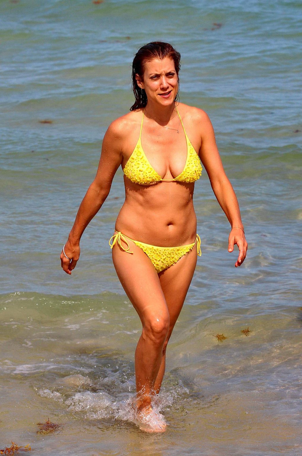 Kate Walsh en bikini jaune montrant ses seins sur une plage de Miami.
 #75193626