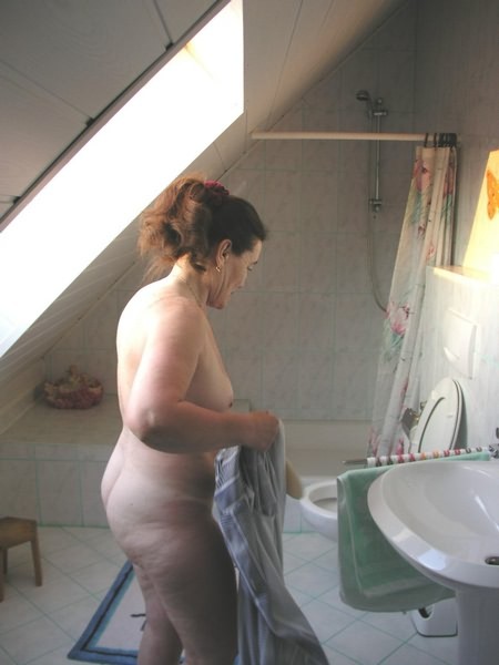 Muschi spreizende Oma in der Dusche
 #77254347