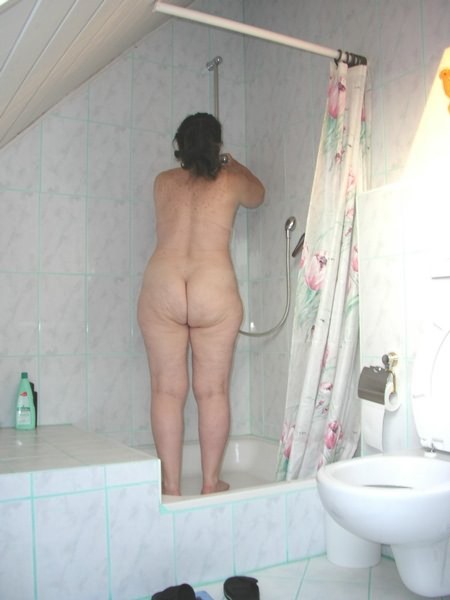 Muschi spreizende Oma in der Dusche
 #77254351