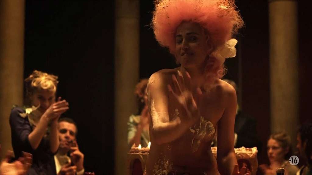 Anne charrier exposant ses beaux seins et ses bas dans une scène de film nu
 #75329985