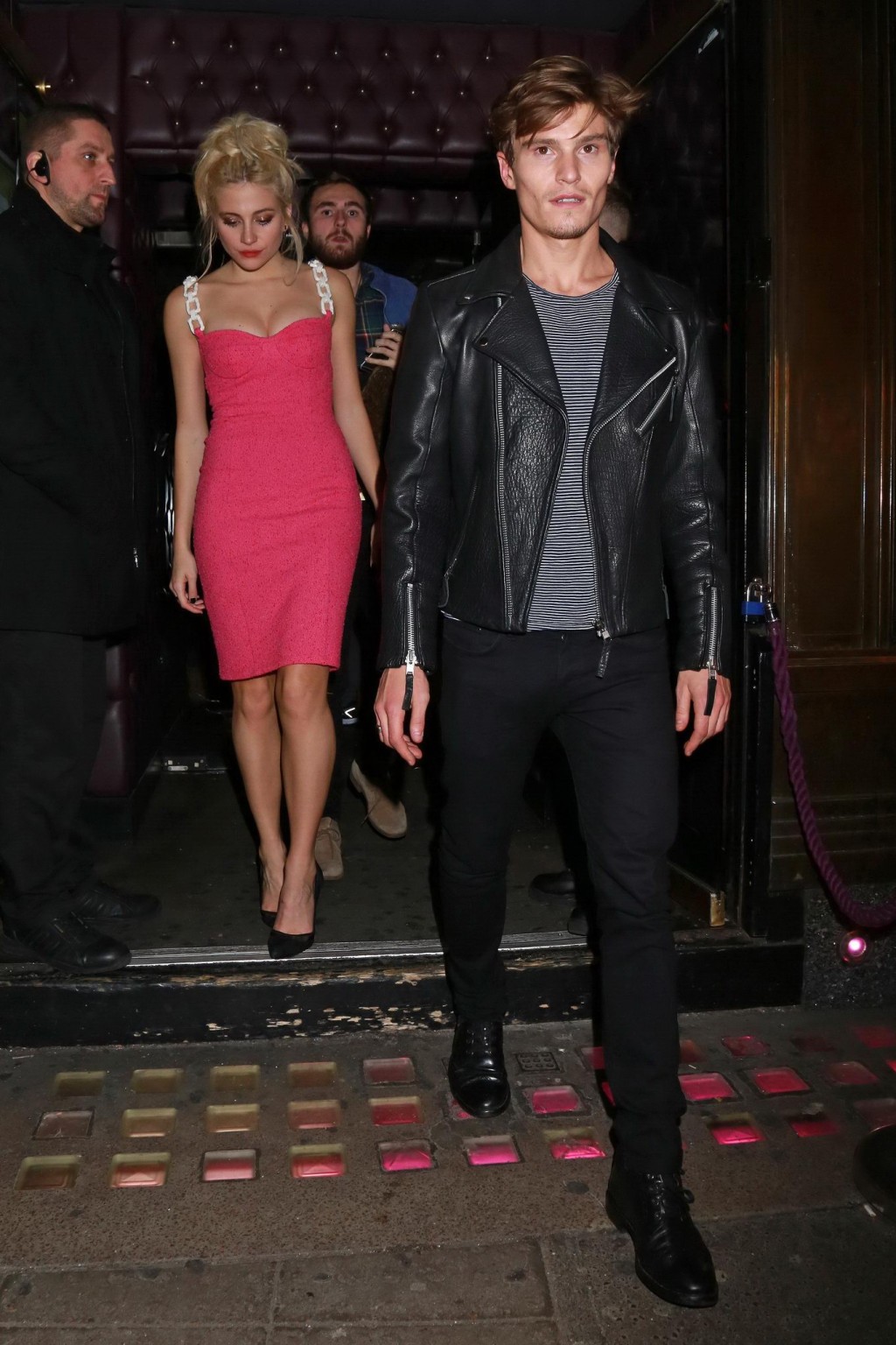 Pixie lott mostra un'enorme scollatura lasciando il bar freedom a soho londra
 #75179639