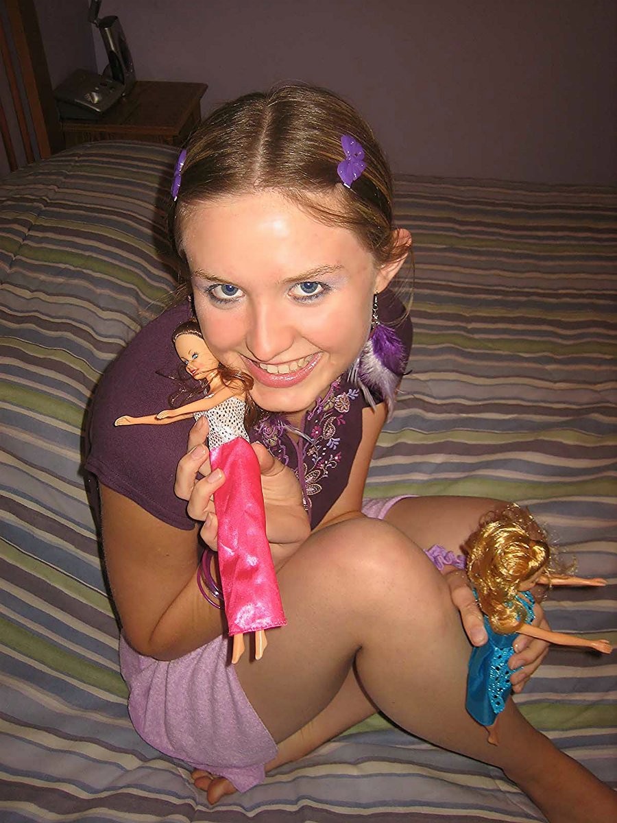 Albernes Teenie macht sich nackt und hat Spaß mit Barbie
 #78765038