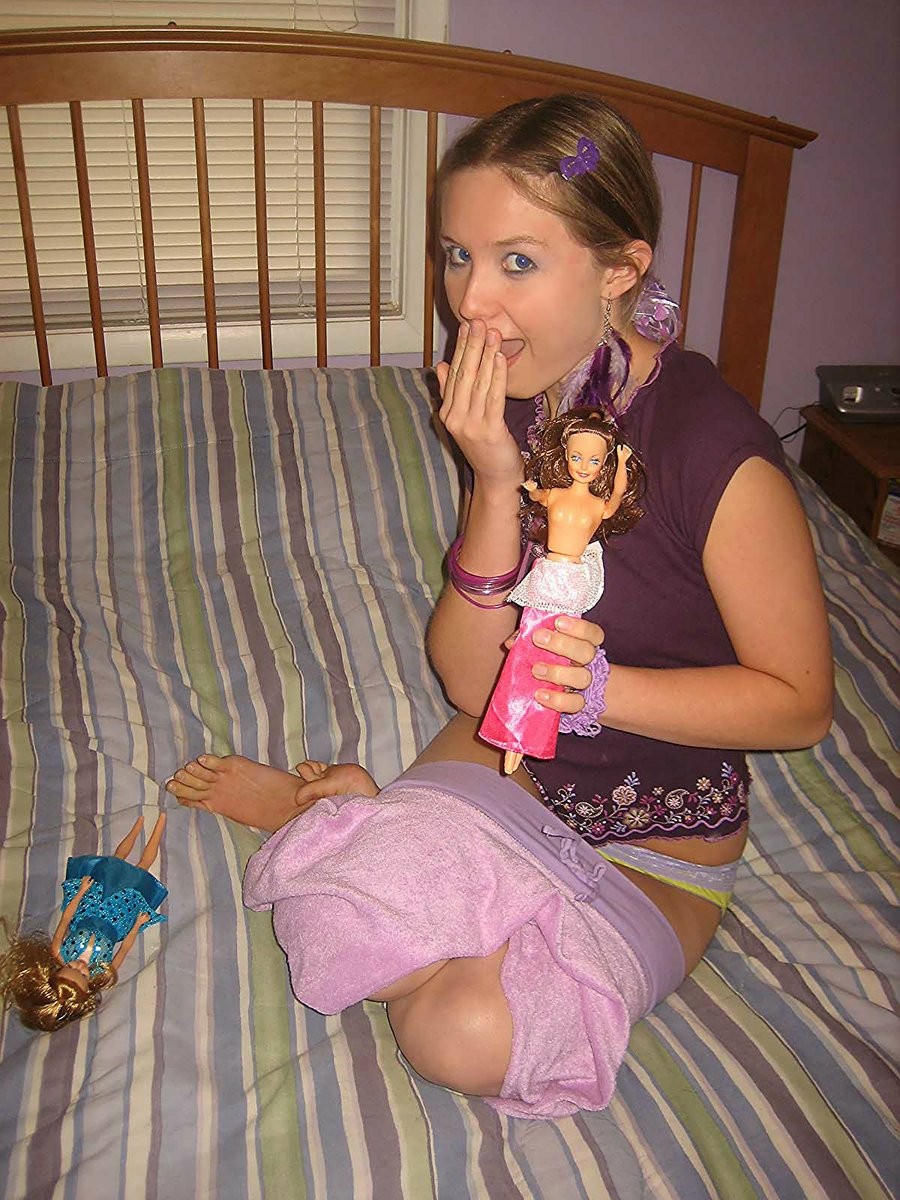 Albernes Teenie macht sich nackt und hat Spaß mit Barbie
 #78765079