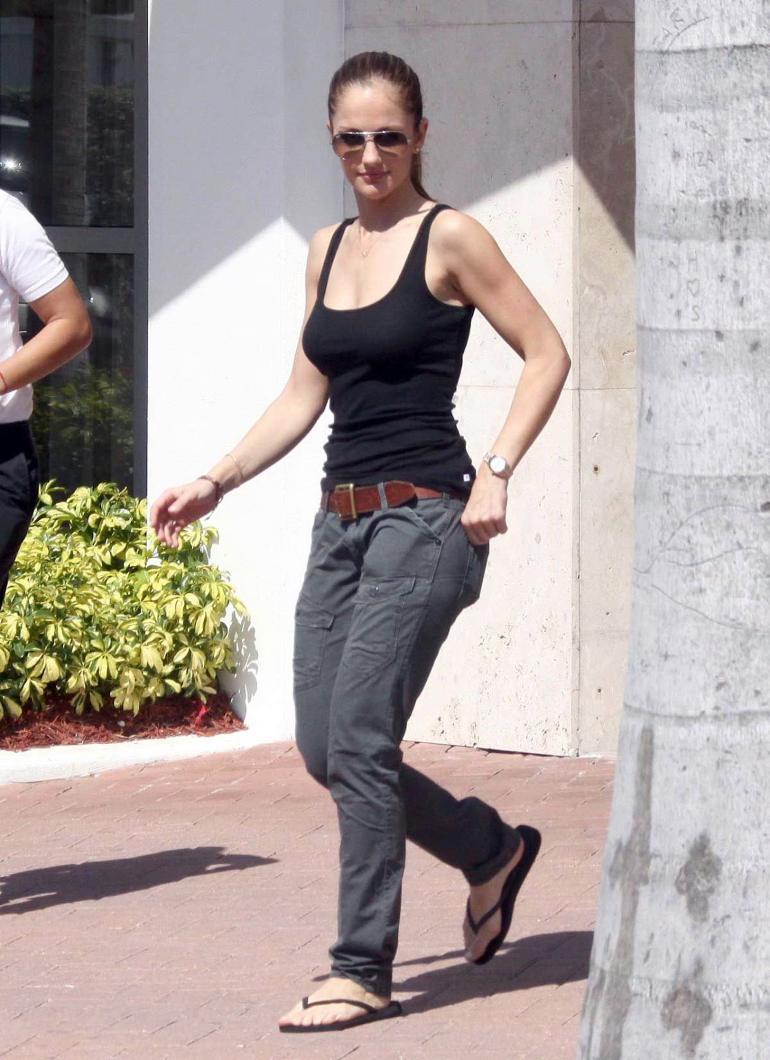 Minka kelly tetona sin sujetador en camiseta de tirantes saliendo del set de 'charlie's angels
 #75316583