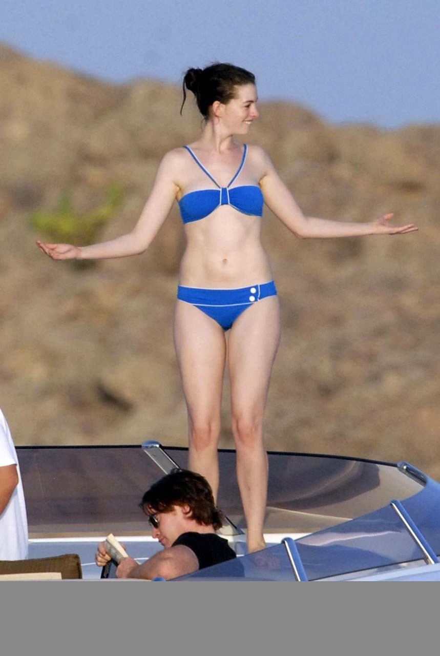 Anne Hathaway che espone il corpo sexy del cazzo e i capezzoli enormi in bikini
 #75295132